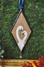 Load image into Gallery viewer, Swan Couple Ornament