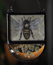 Load image into Gallery viewer, Bee + Wild Carrot Ornament