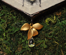 Load image into Gallery viewer, Bee + Leaf Ornament