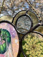 Load image into Gallery viewer, Secondary close up of smaller circles (Wild carrot and textured clear iridescent) - Jewel wasp (green and dark blue) on dyed light pink/yellow/purple paper as central piece in large left circle. Two more circles on right side. Second smallest encases pressed Wild carrot in clear glass. Smallest circle is above Wild carrot with textured iridescent glass. Entire piece has light yellow border.
