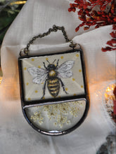 Load image into Gallery viewer, Bee + Wild Carrot Ornament
