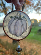 Load image into Gallery viewer, White Pumpkin + Cosmos Chain
