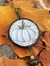 Load image into Gallery viewer, White Pumpkin + Wild Grass Chain
