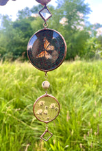 Load image into Gallery viewer, Monarch + Rosebud Chain
