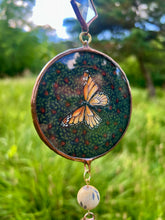 Load image into Gallery viewer, Monarch + Rosebud Chain
